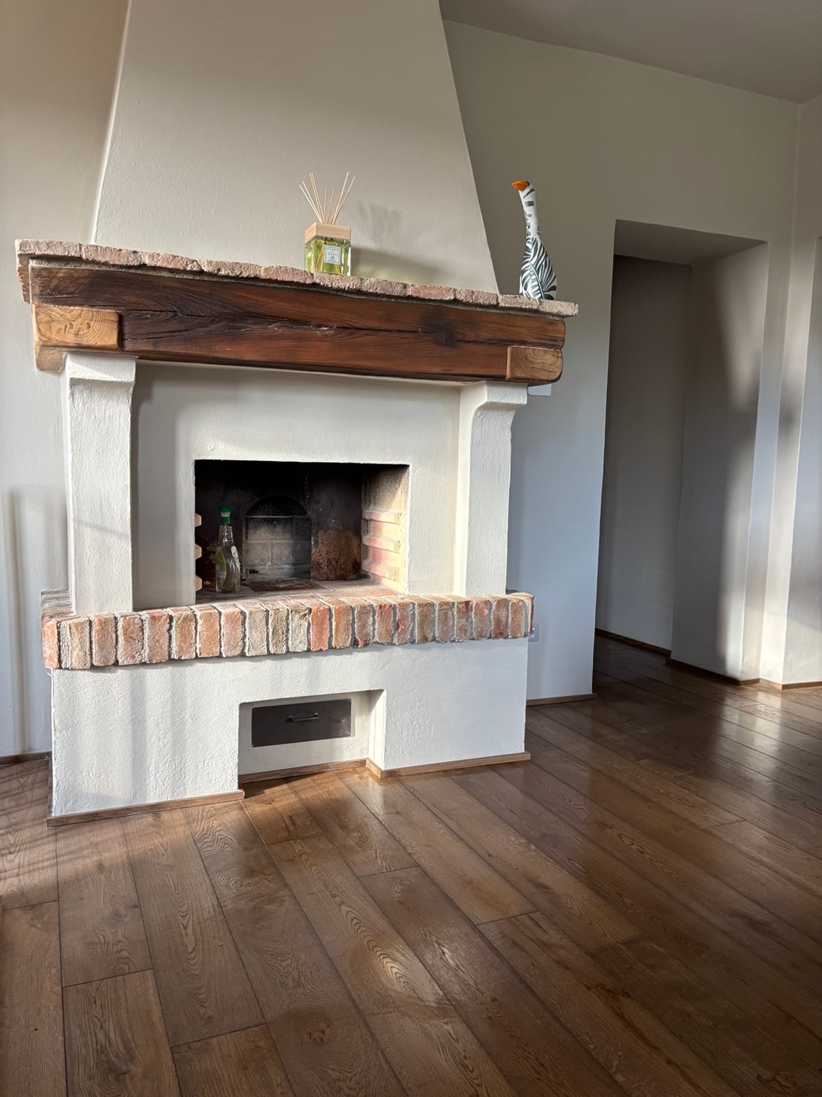 Camino con dettagli in legno e pavimento in parquet dopo la pulizia