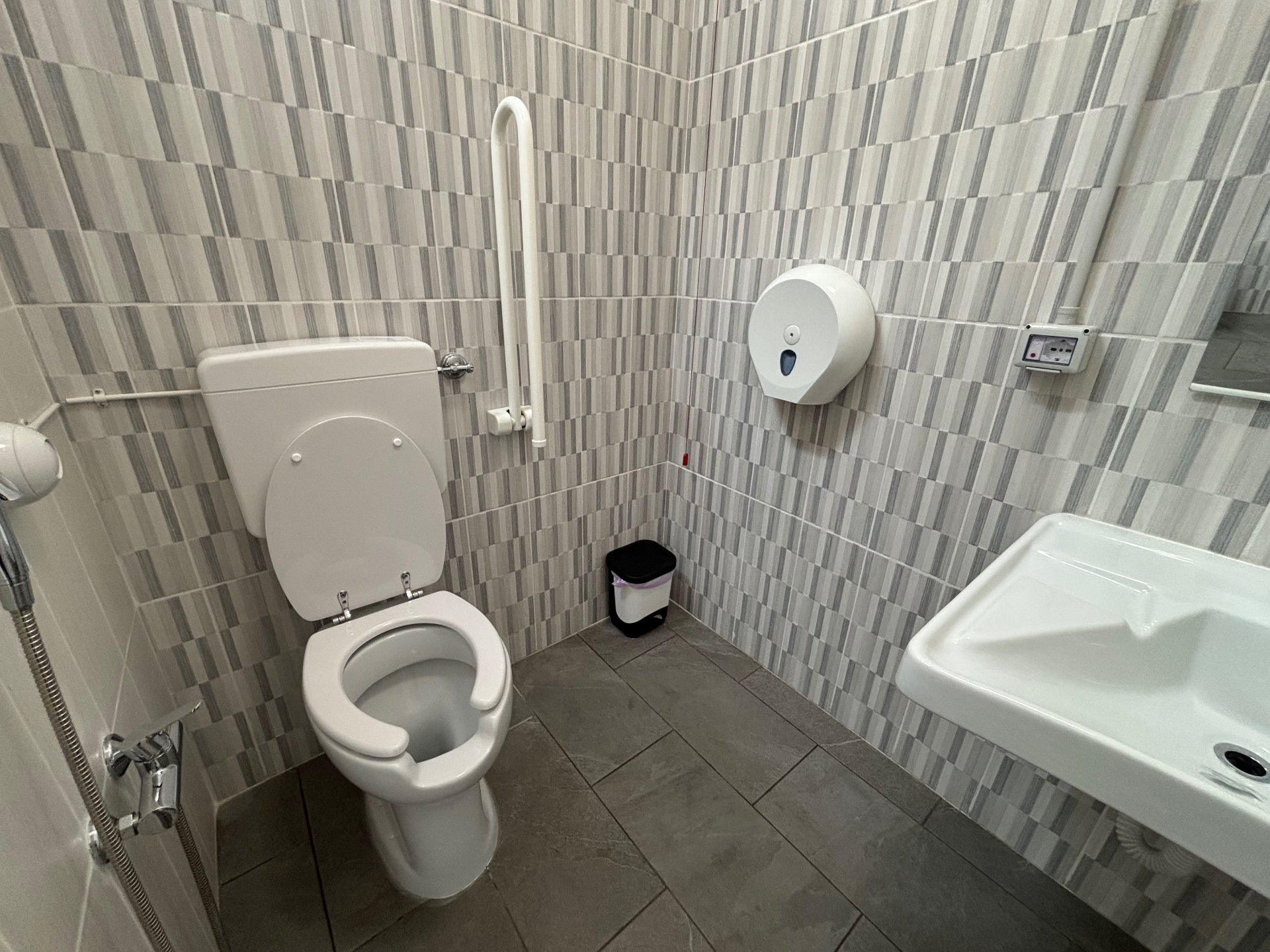 Bagno accessibile del Campeggio Etrusco pronto per gli ospiti dopo sanificazione.
