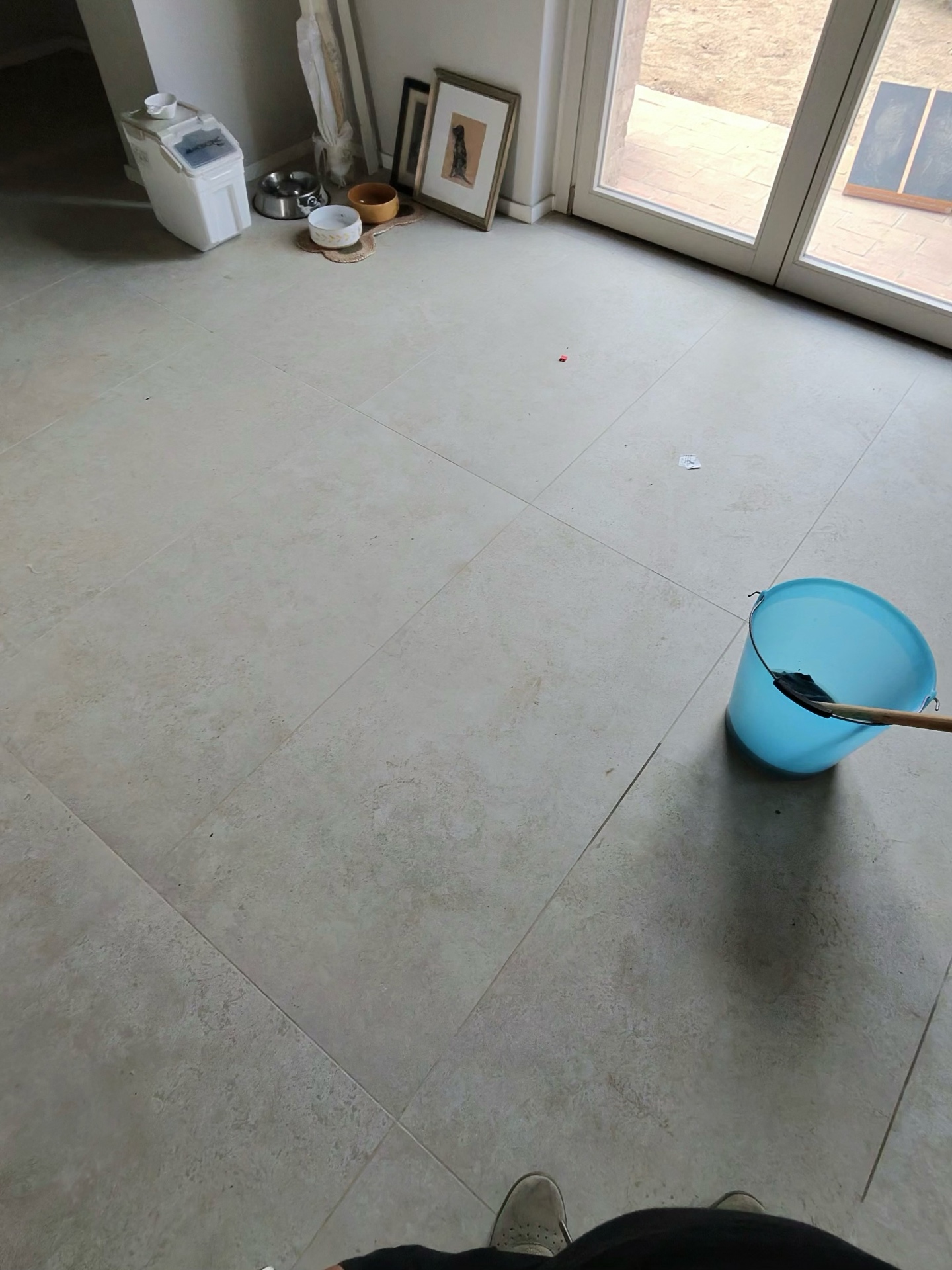 Pavimento in gres di un agriturismo toscano con residui di cantiere, polvere e aloni prima dell'intervento di prime pulizie.