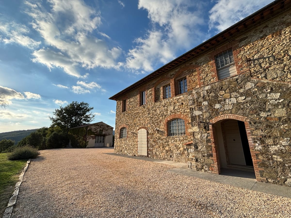 Veduta esterna della tenuta in pietra